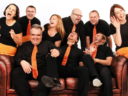 Volle Möhre! Rasante Spontanität, ungeahnte Tiefe, herzzerreißende Dramatik und hochexplosiver Humor auf der Theaterbühne. Als eine der erfolgreichsten Improvisationstheatergruppen Frankens verstehen sich die Spieler von Volle Möhre bestens darauf, die Vorgaben und Szenenwünsche des Publikums wie aus dem Nichts kreativ und fesselnd in unterhaltsame Stücke mit Charme, Niveau und einer ordentliche Portion Lachmuskeltraining zu verwandeln. Seinen Sie dabei, wenn es heißt: „5,4,3,2,1 – VOLLE MÖHRE!“